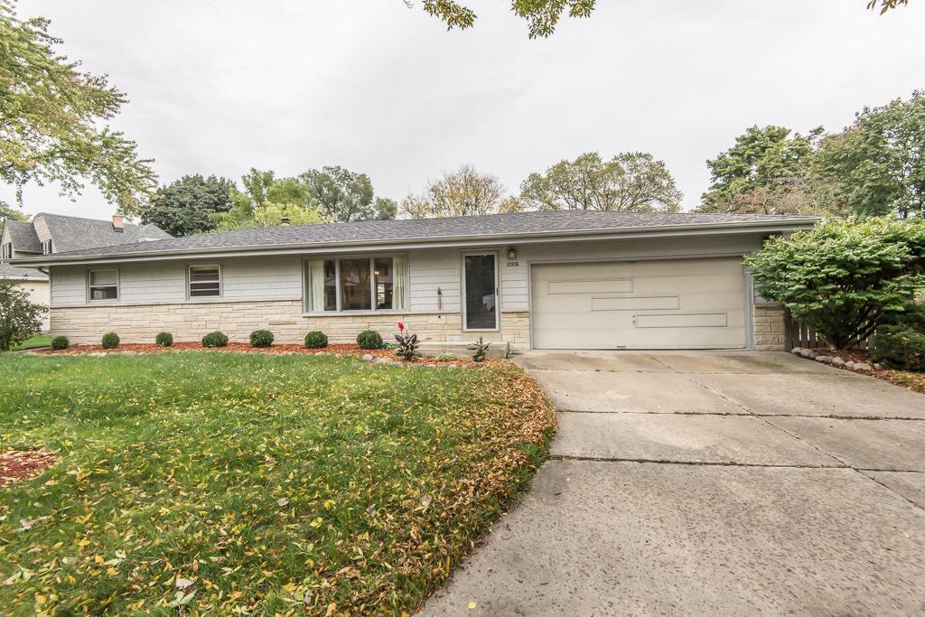 2006 N 107th St, Wauwatosa, WI 53226