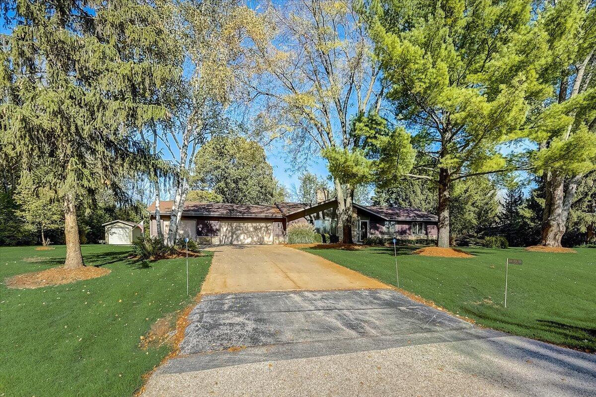 N61W37700 Parkview Dr, Oconomowoc, WI 53066