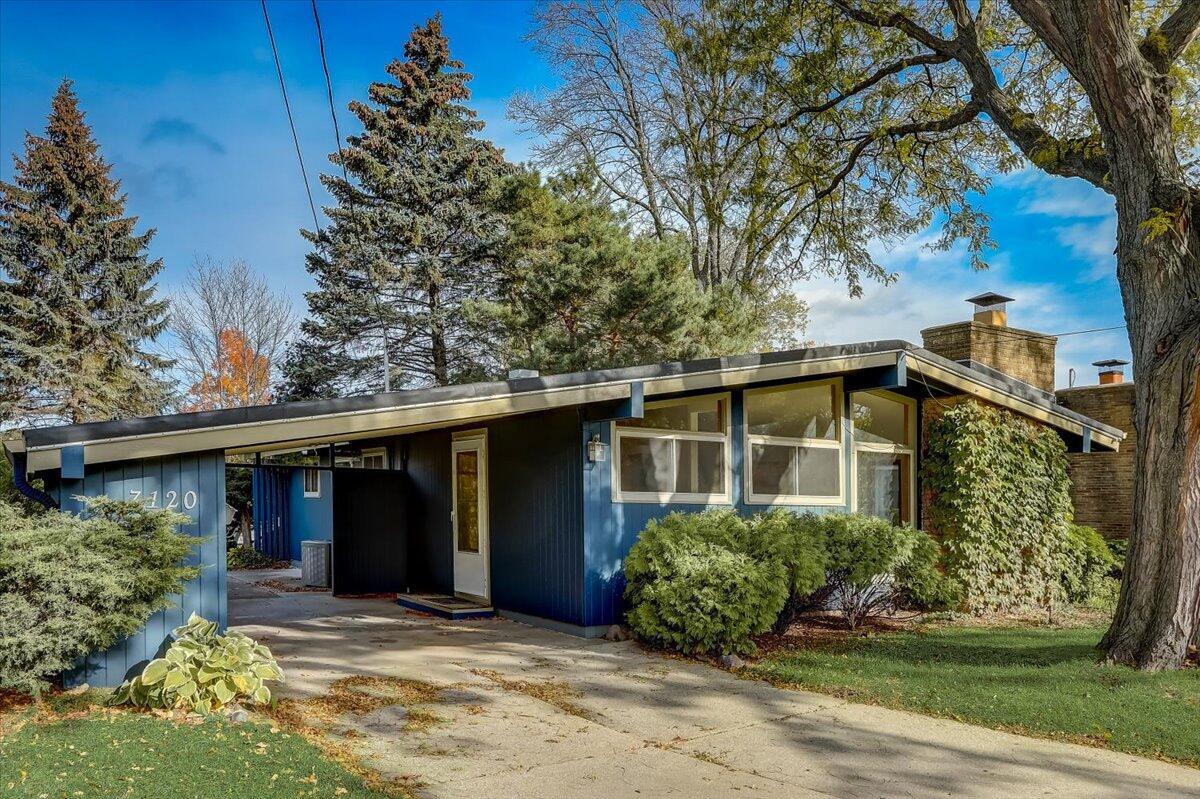 7120 W Eden Pl, Milwaukee, WI 53220