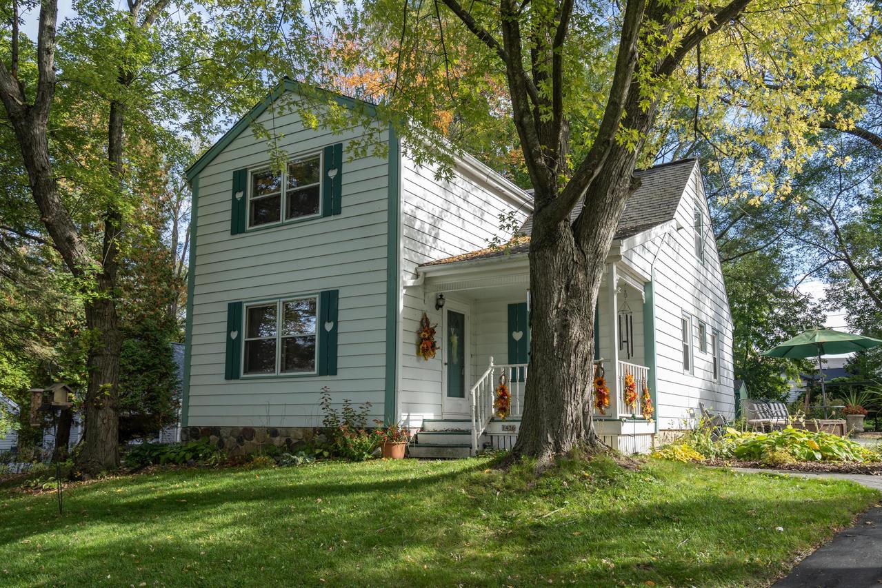 1436 S Ridgeway Rd, New Berlin, WI 53146