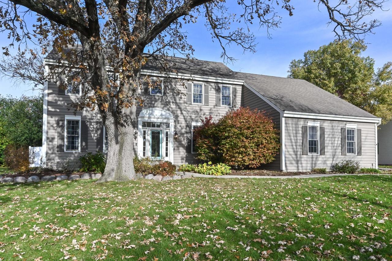 832 Lynnewood Dr, Waukesha, WI 53188