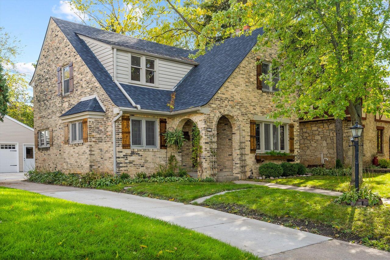 1630 N 69th St, Wauwatosa, WI 53213