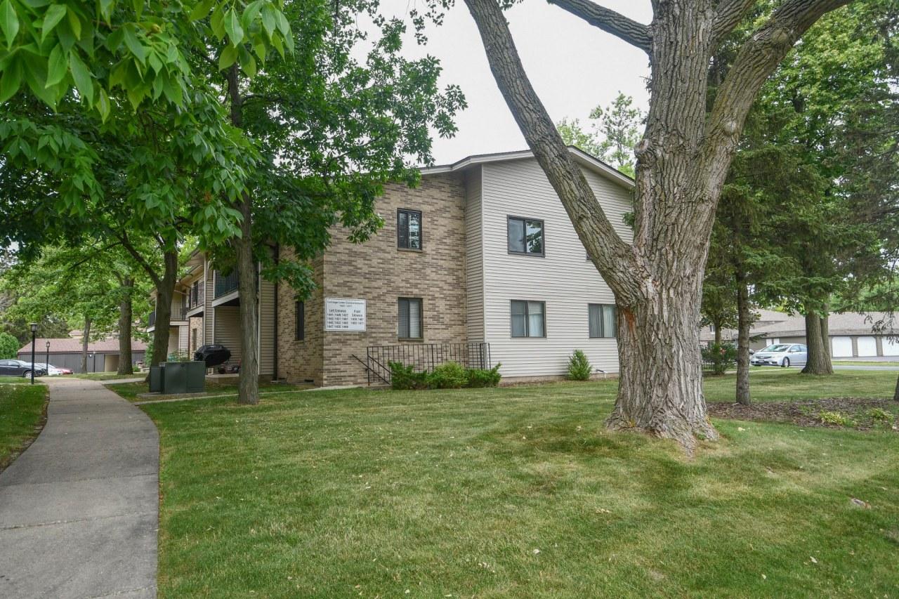 1469 S Carriage Ln, New Berlin, WI 53151