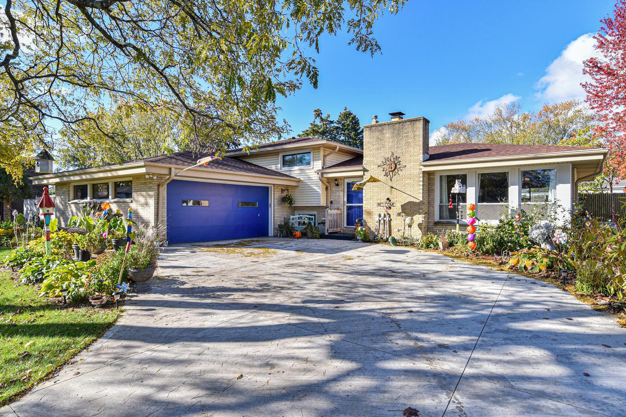 183 Westminster Sq, Racine, WI 53402