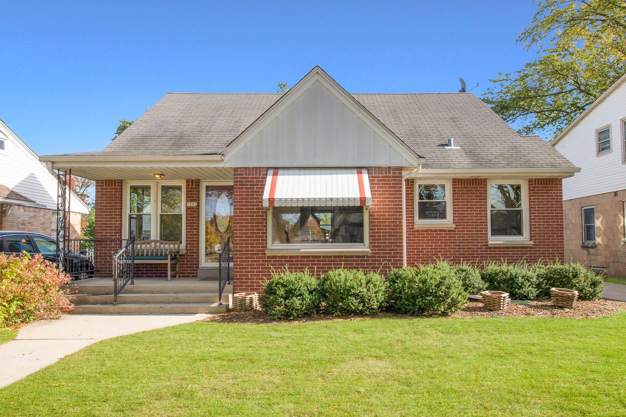 1302 S 91st St, West Allis, WI 53214