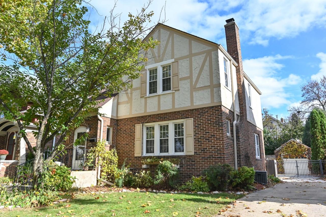 2552 N 69th St, Wauwatosa, WI 53213