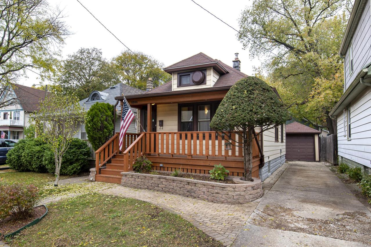 6846 St James St, Wauwatosa, WI 53213