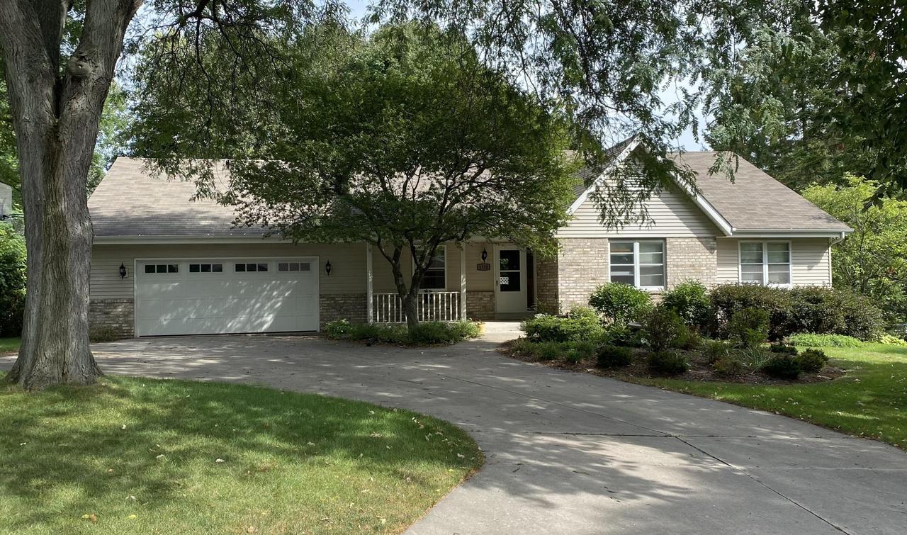 1320 N 121st St, Wauwatosa, WI 53226