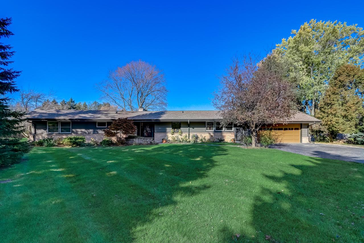 120 E Highview Dr, Mequon, WI 53092