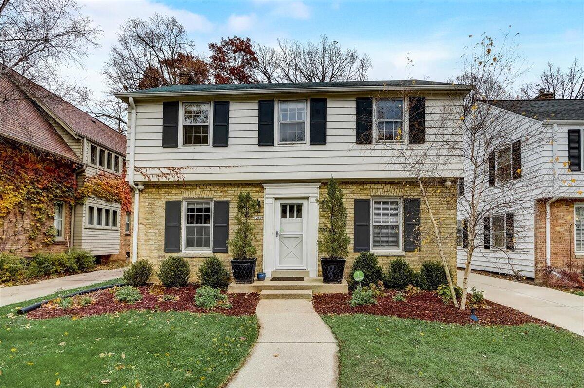 1280 Martha Washington Dr, Wauwatosa, WI 53213