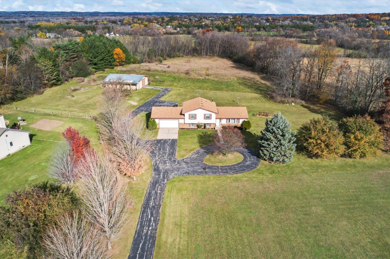 S74W25760 Hi Lo Dr, Vernon, WI 53189