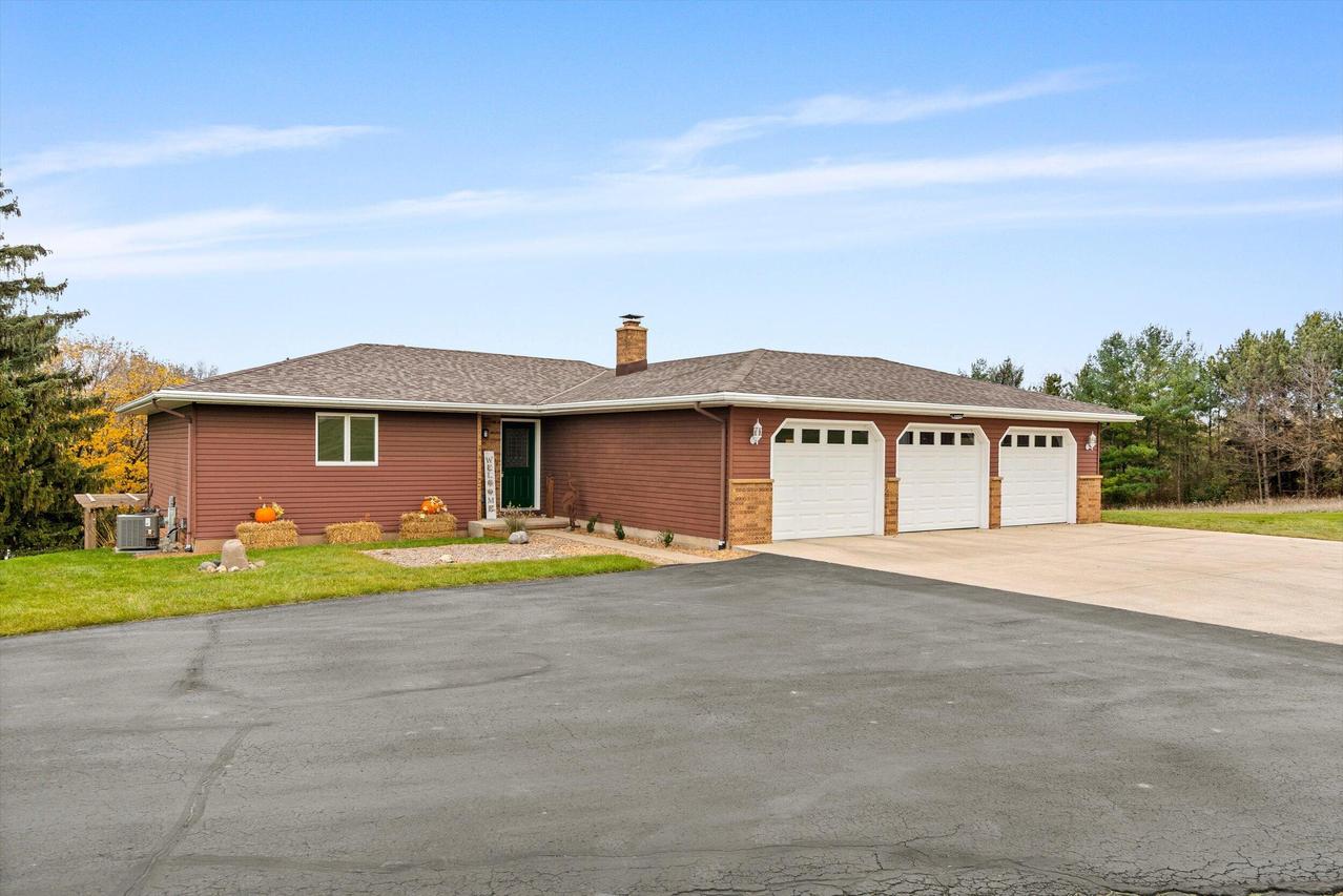 52 Main St, Kekoskee, WI 53050