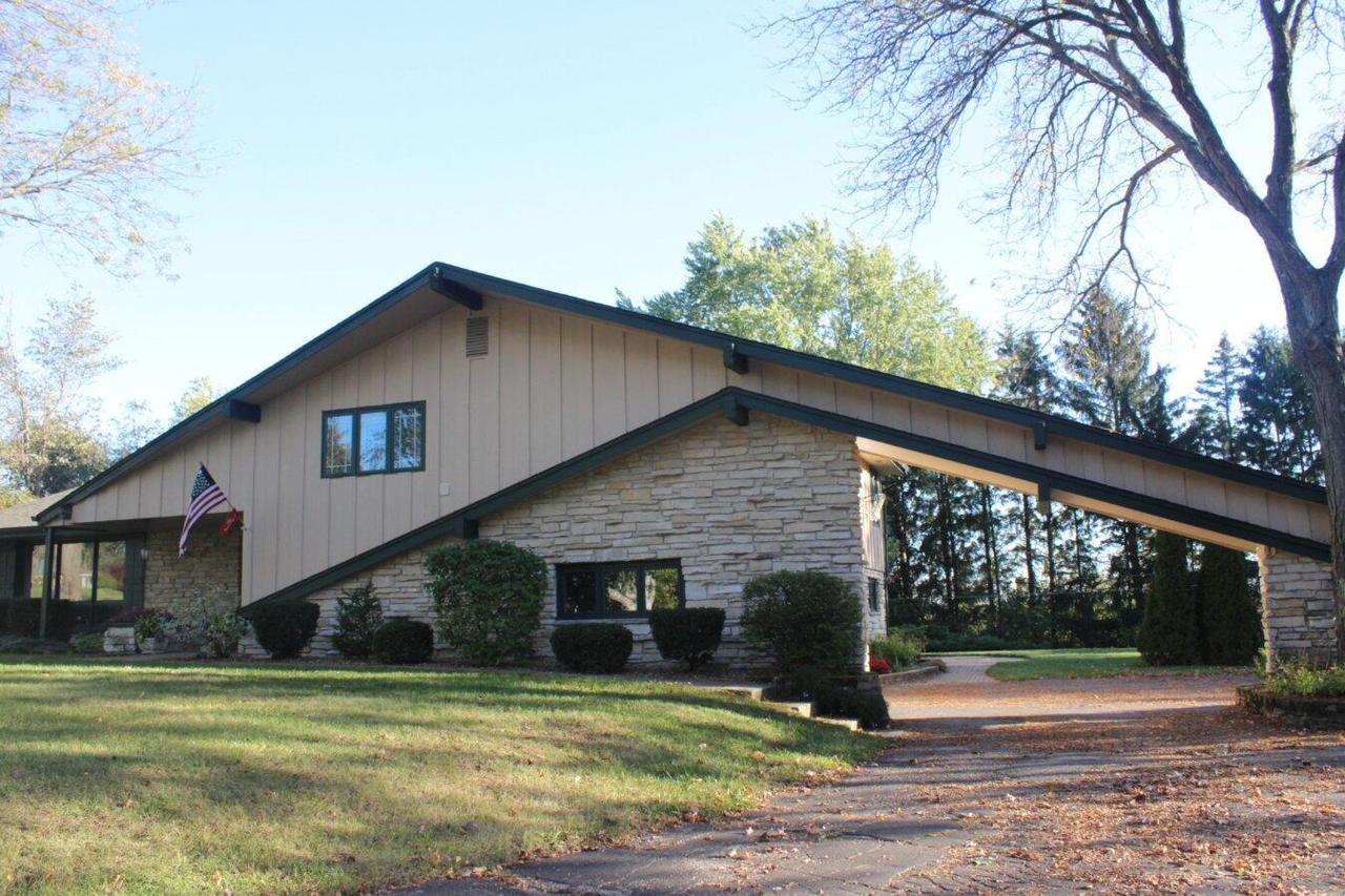 W220S4641 Tansdale Ct, Waukesha, WI 53189