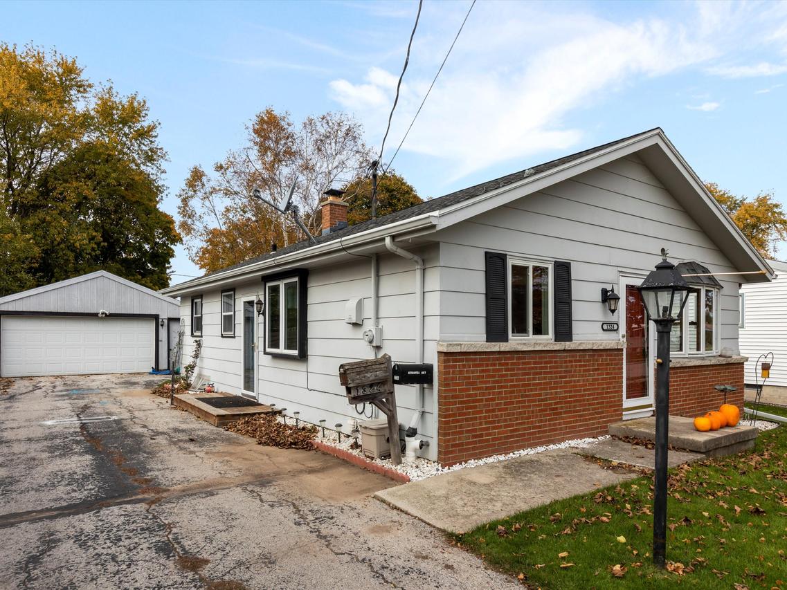 1324 S 31st St, Manitowoc, WI 54220
