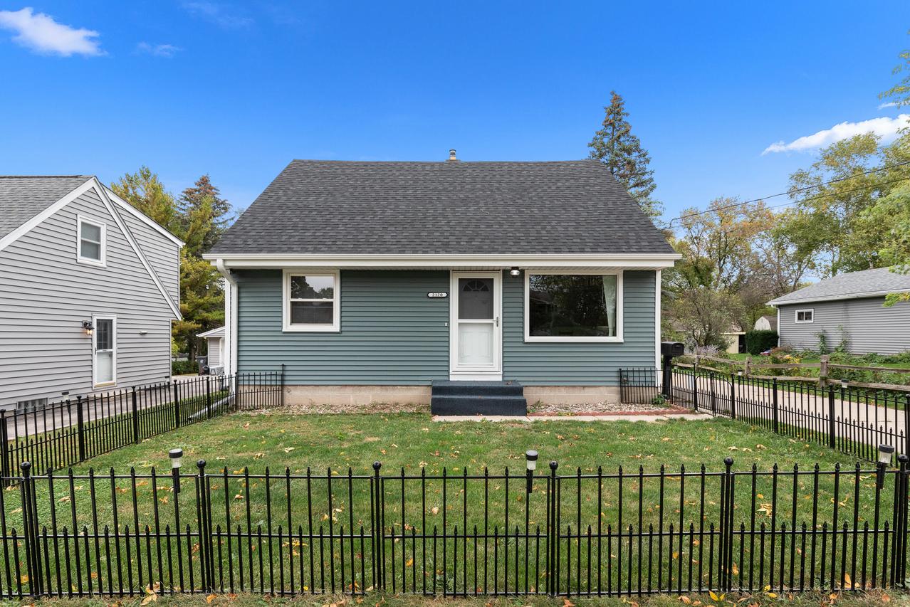2120 Sunkist Ave, Waukesha, WI 53188