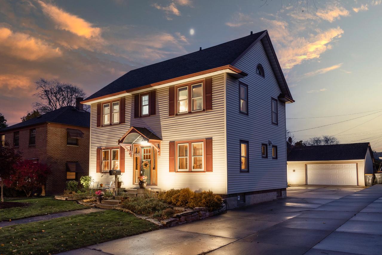 7011 W Bluemound Rd, Wauwatosa, WI 53213