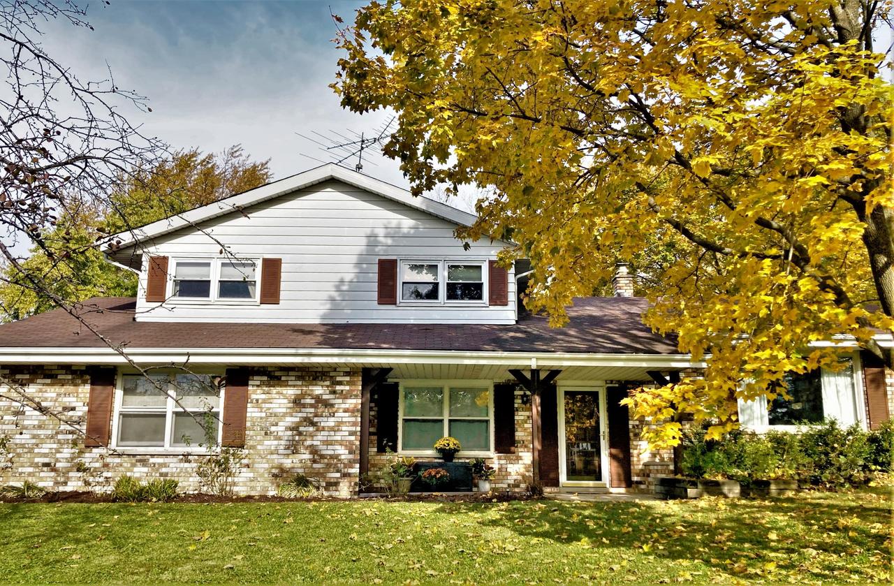 2822 Windsor Pl, Waukesha, WI 53188