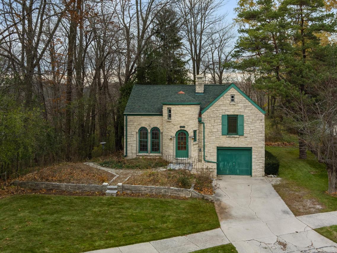 3202 Lindbergh Dr, Manitowoc, WI 54220