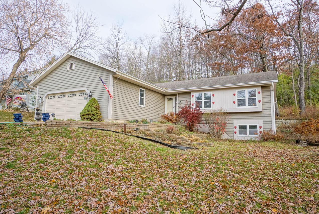 W231S2532 Salter Dr, Waukesha, WI 53186