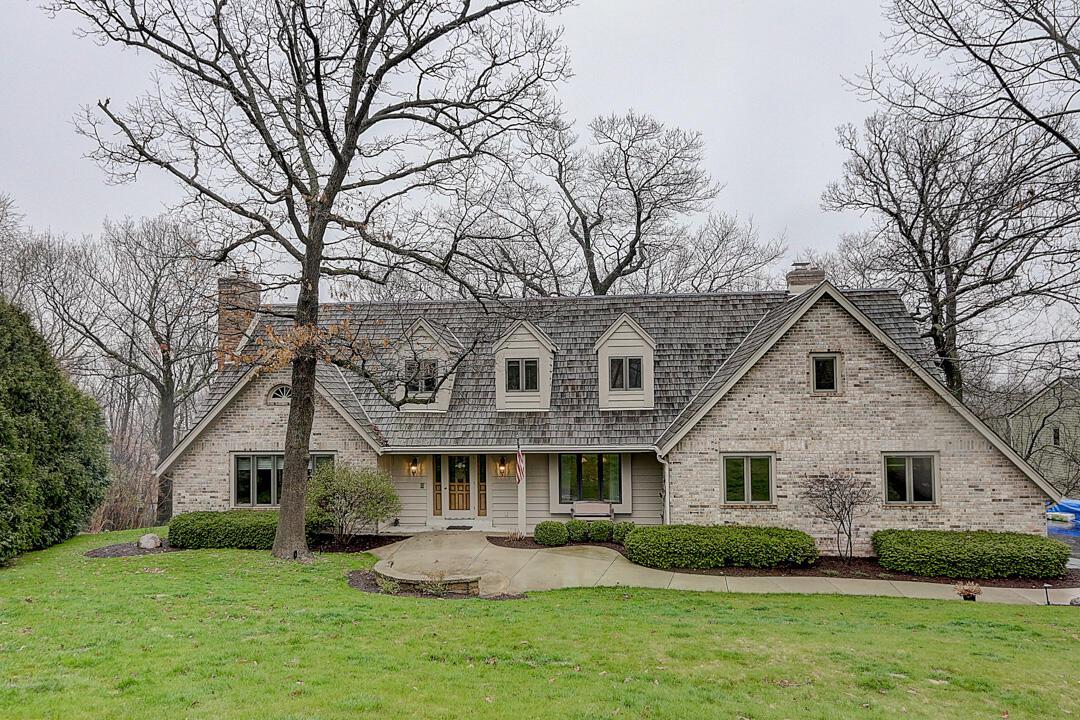 818 Knollwood Ct, Waukesha, WI 53188