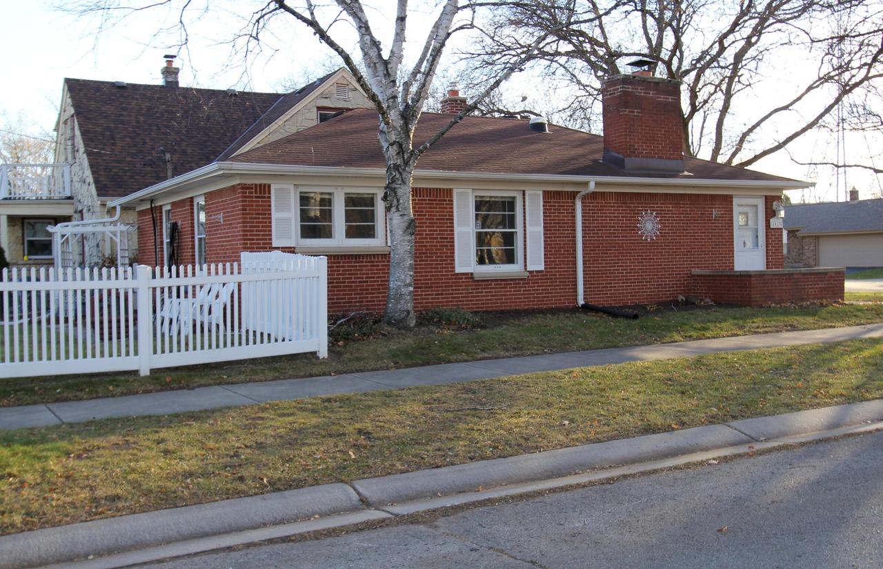 2425 W Raleigh Ave, Glendale, WI 53209