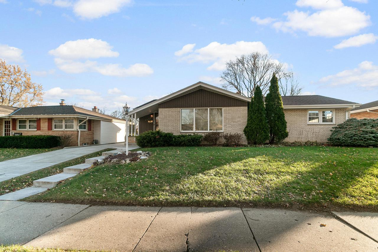 8537 W Eckel Ln., West Allis, WI 53227