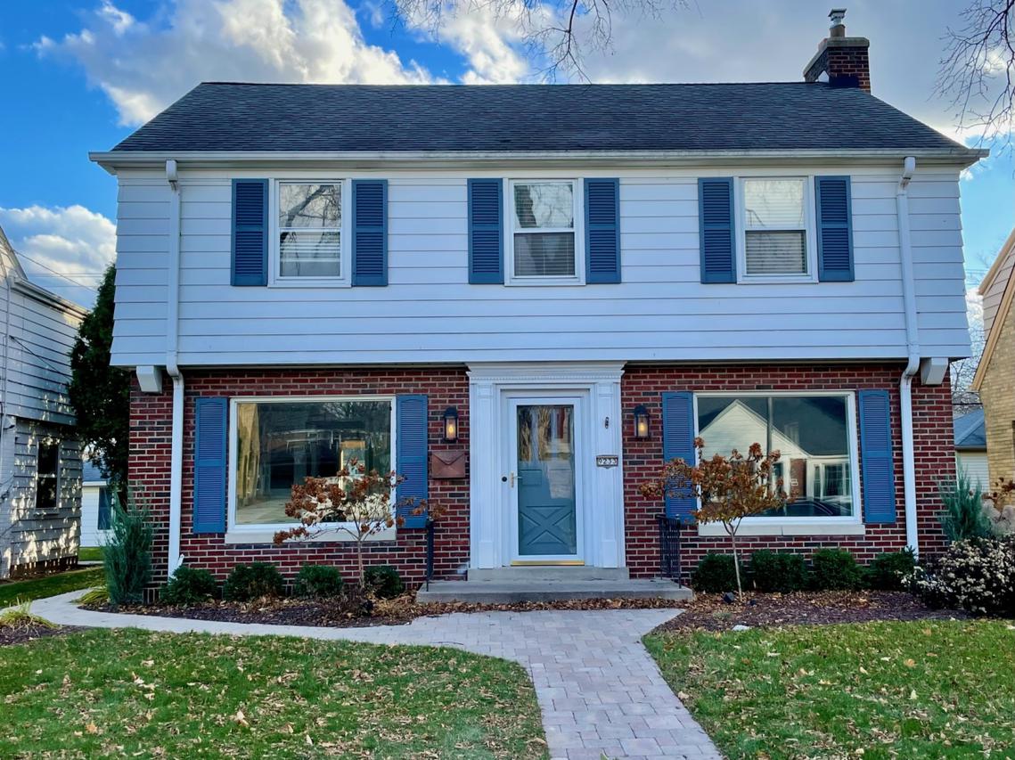 9233 Beverly Pl, Wauwatosa, WI 53226