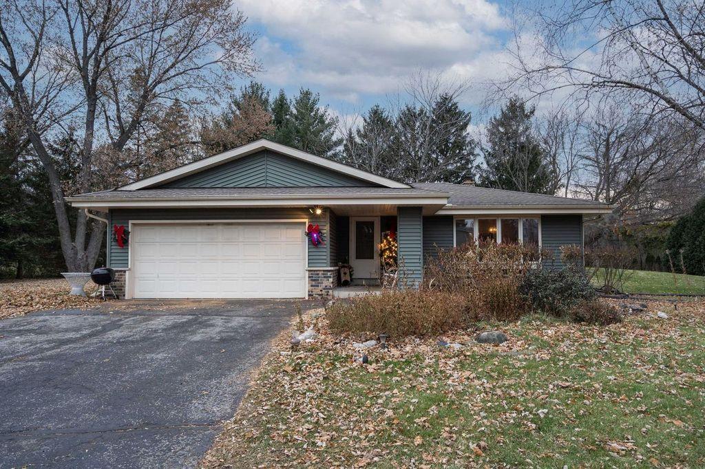 W237N1027 Kings Dr., Pewaukee, WI 53188