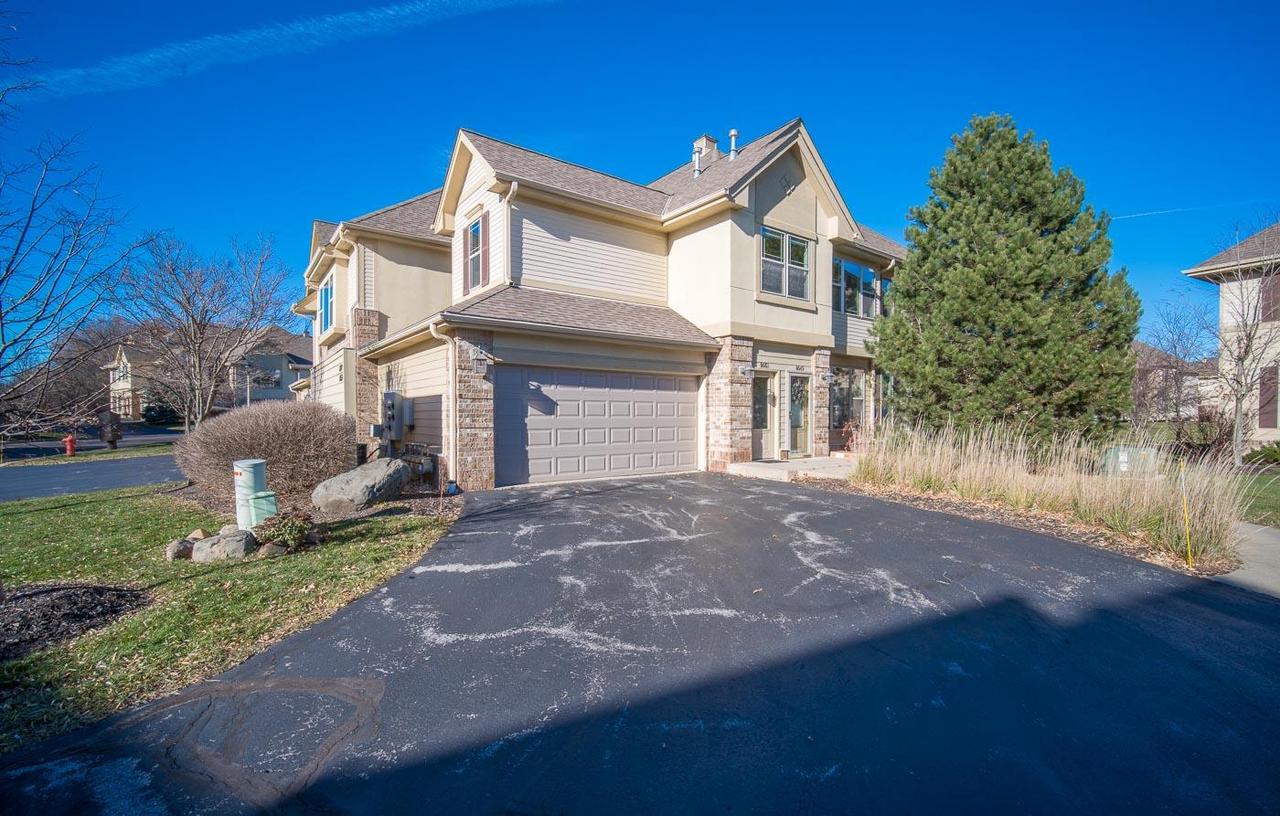 8651 S Deerwood Ln, Franklin, WI 53132