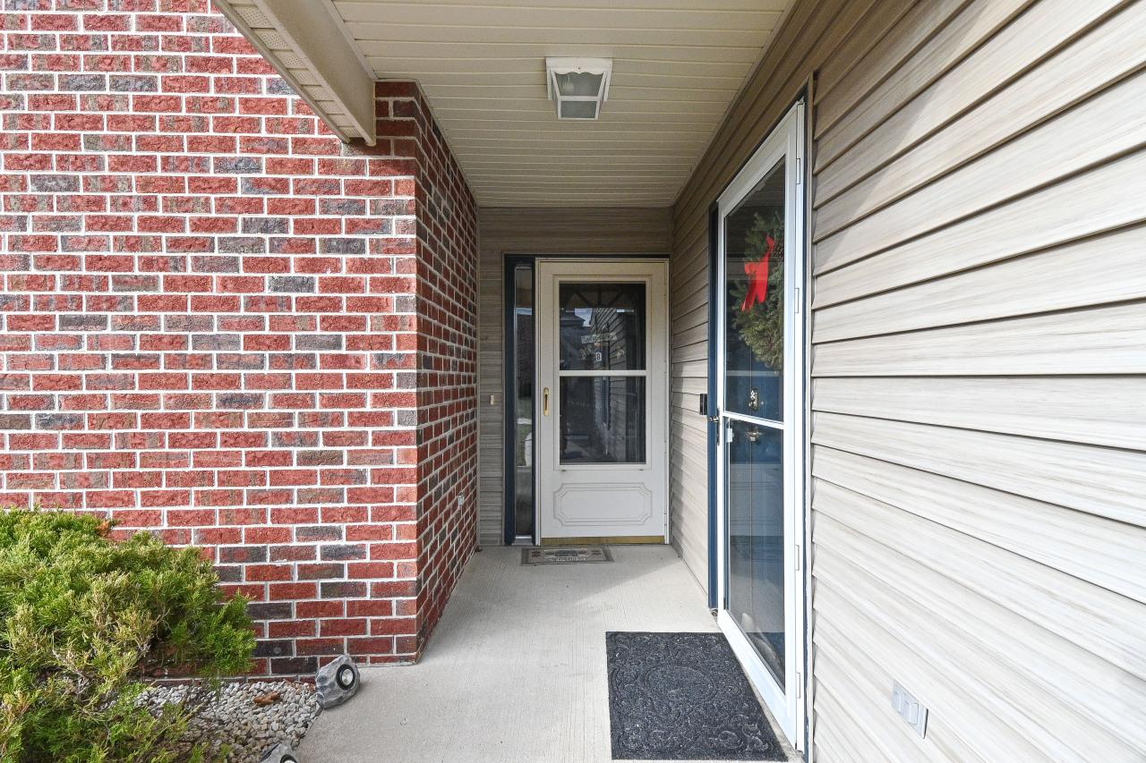 N16W26555 Wild Oats Dr. #B, Pewaukee, WI 53072