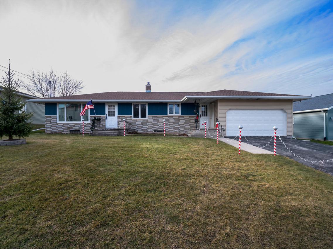 102 West Ct., Saint Nazianz, WI 54232