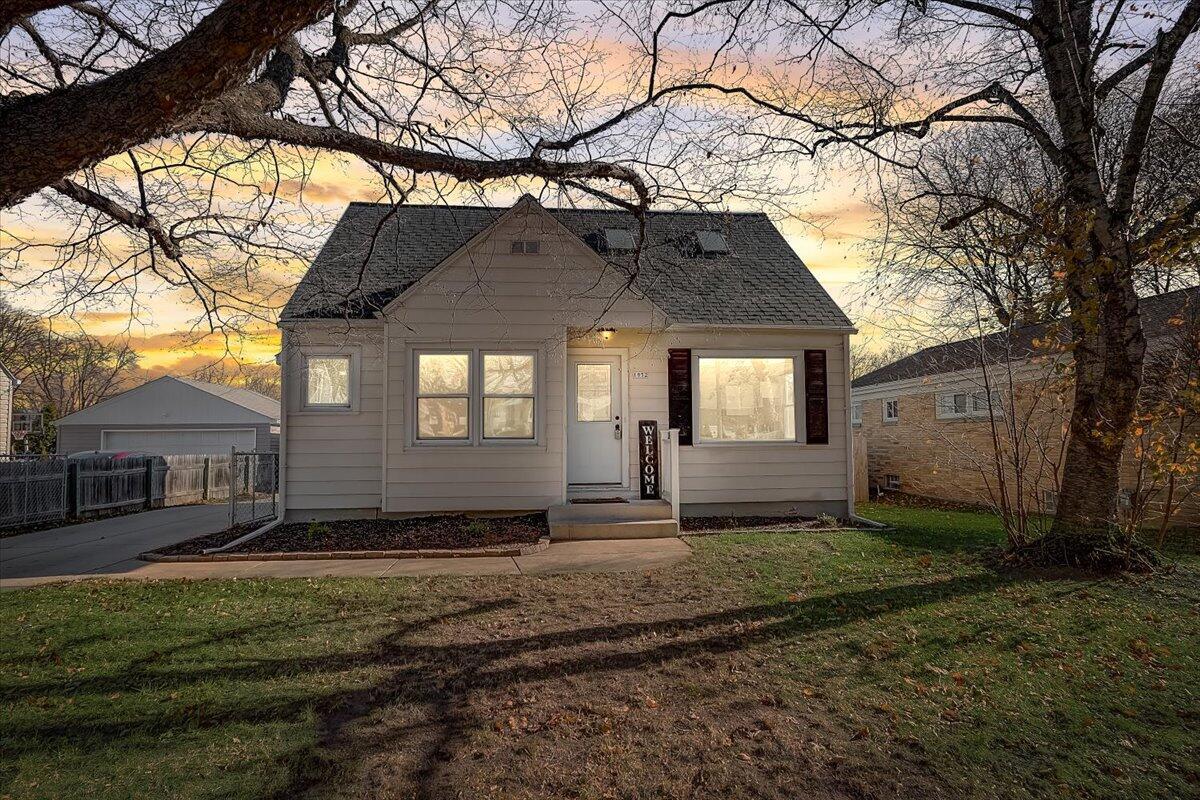 1952 N 118th St, Wauwatosa, WI 53226
