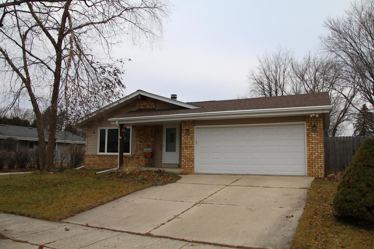 1246 Fox Point, Waukesha, WI 53189