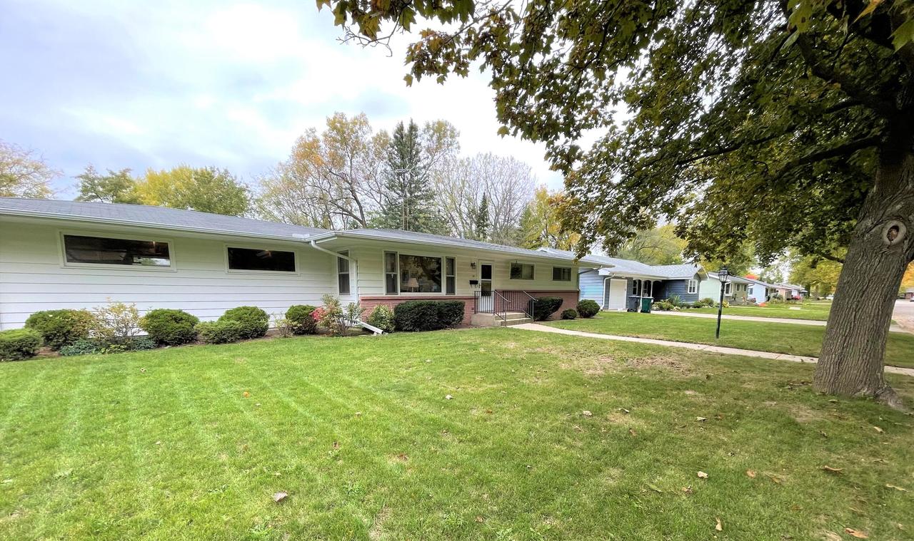 12 S Ridgway St, Elkhorn, WI 53121