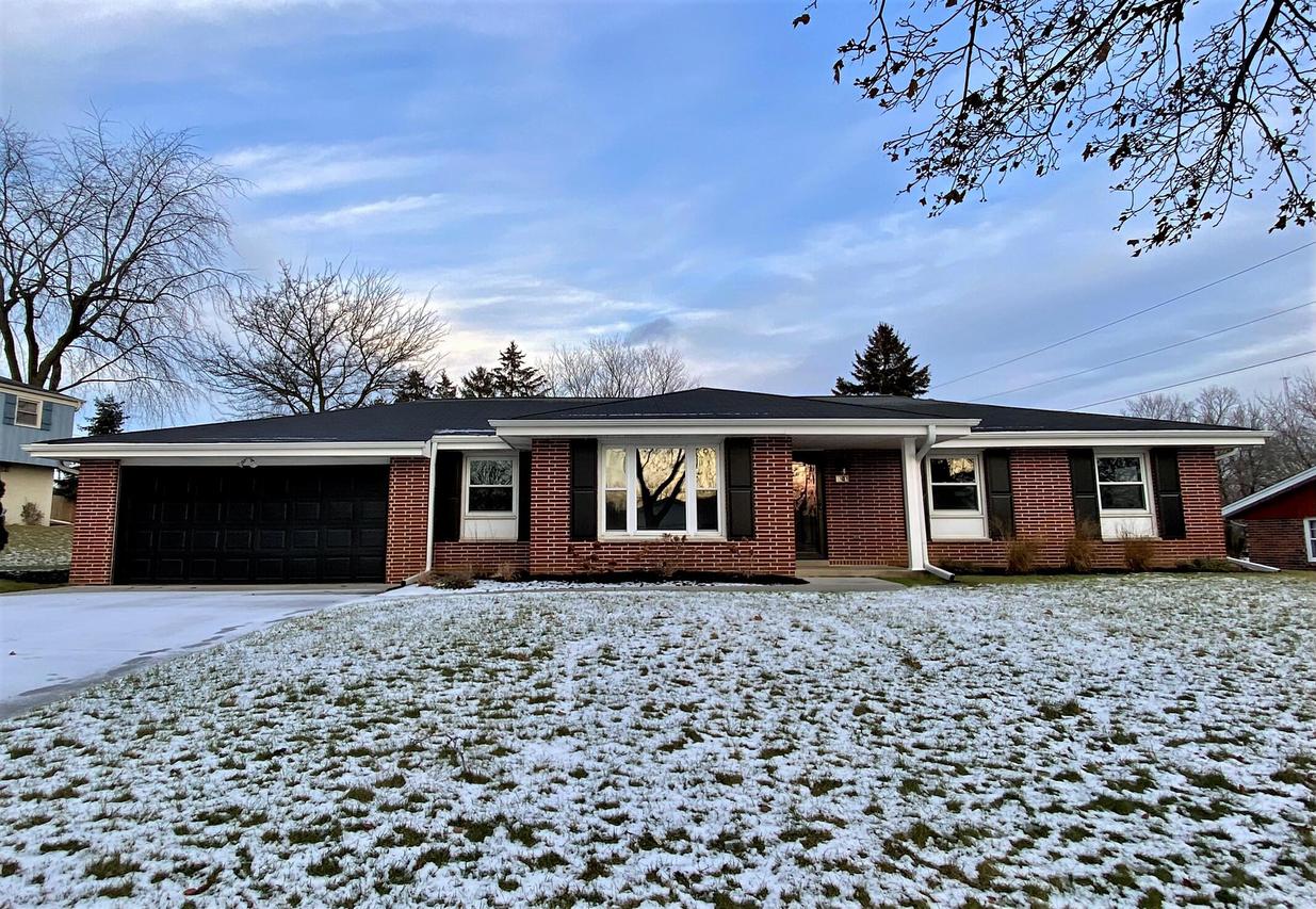 1907 Sunnyside Dr., Waukesha, WI 53186
