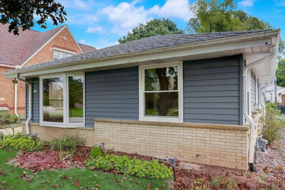 9815 W Grantosa Dr, Wauwatosa, WI 53222