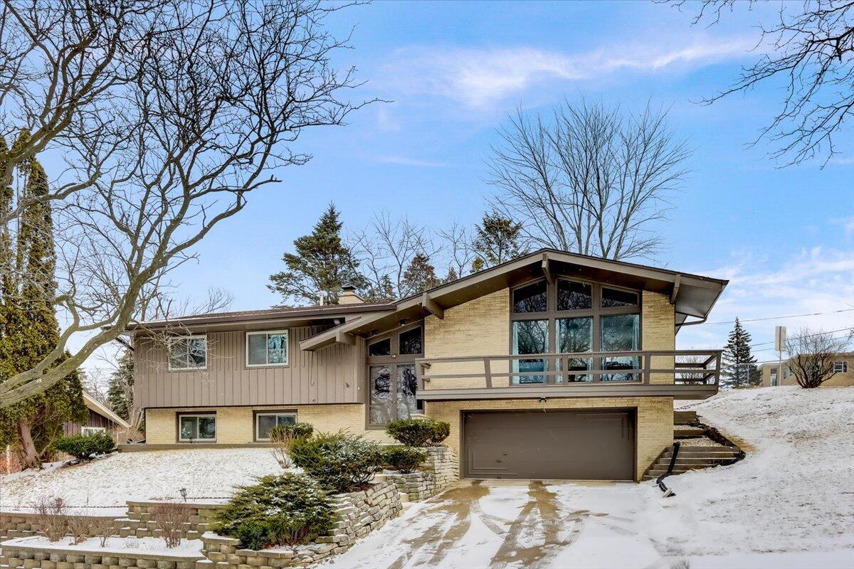 107 Westminster Dr., Waukesha, WI 53186