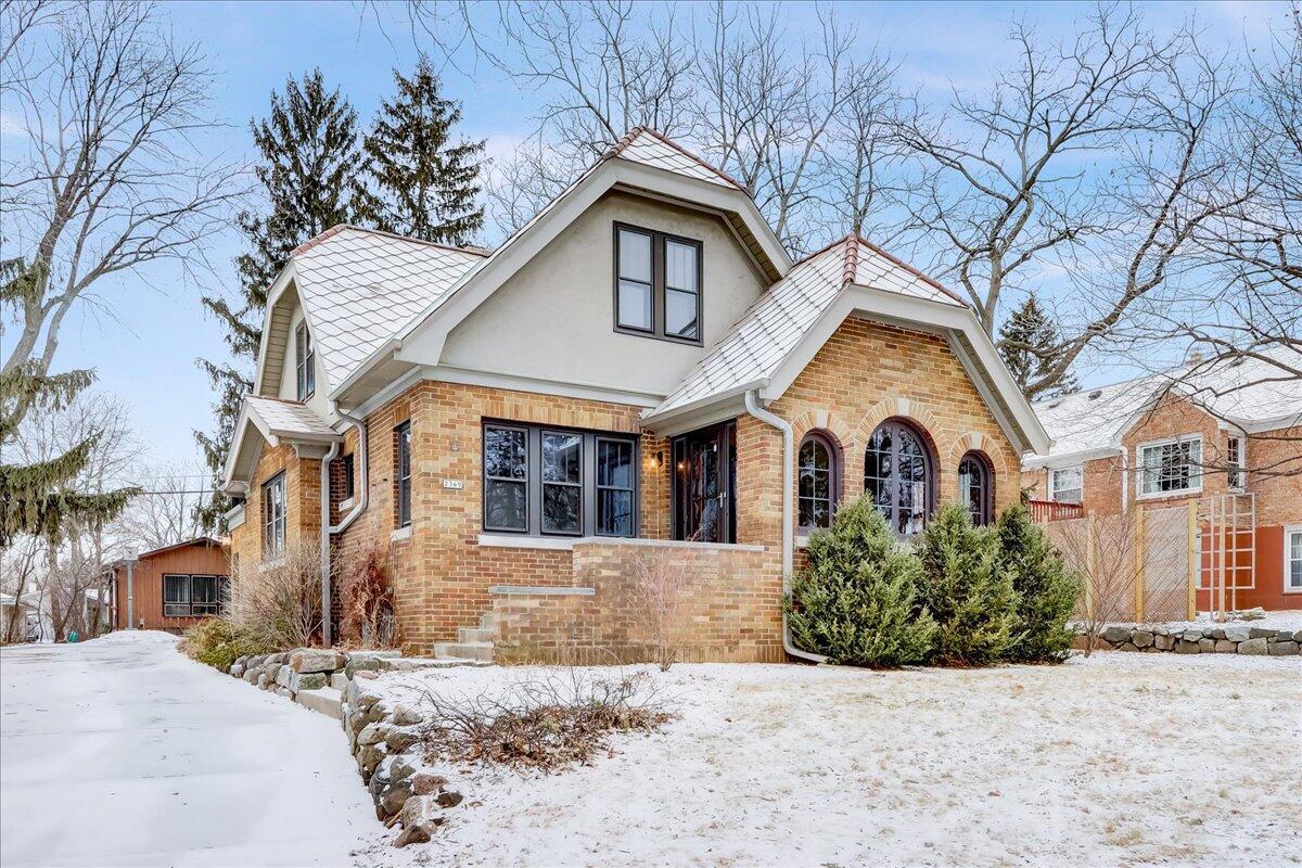 2369 N 114th St., Wauwatosa, WI 53226