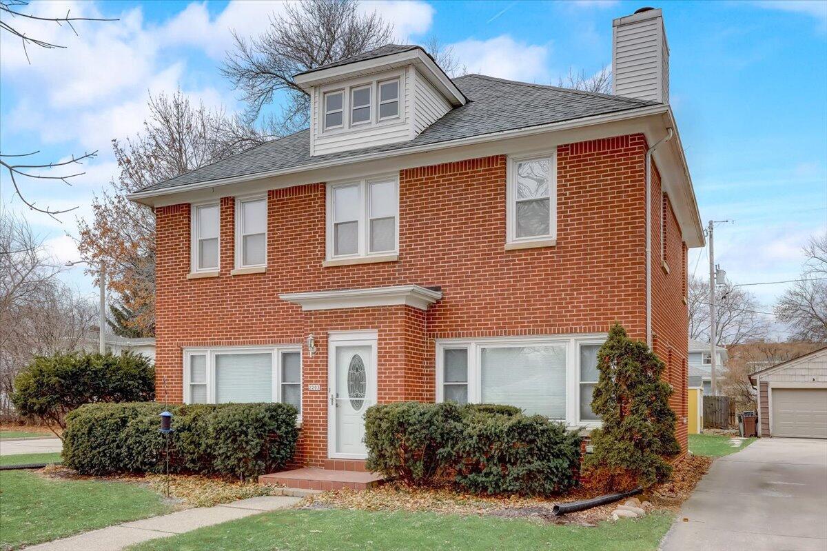 2203 N 106th St, Wauwatosa, WI 53226