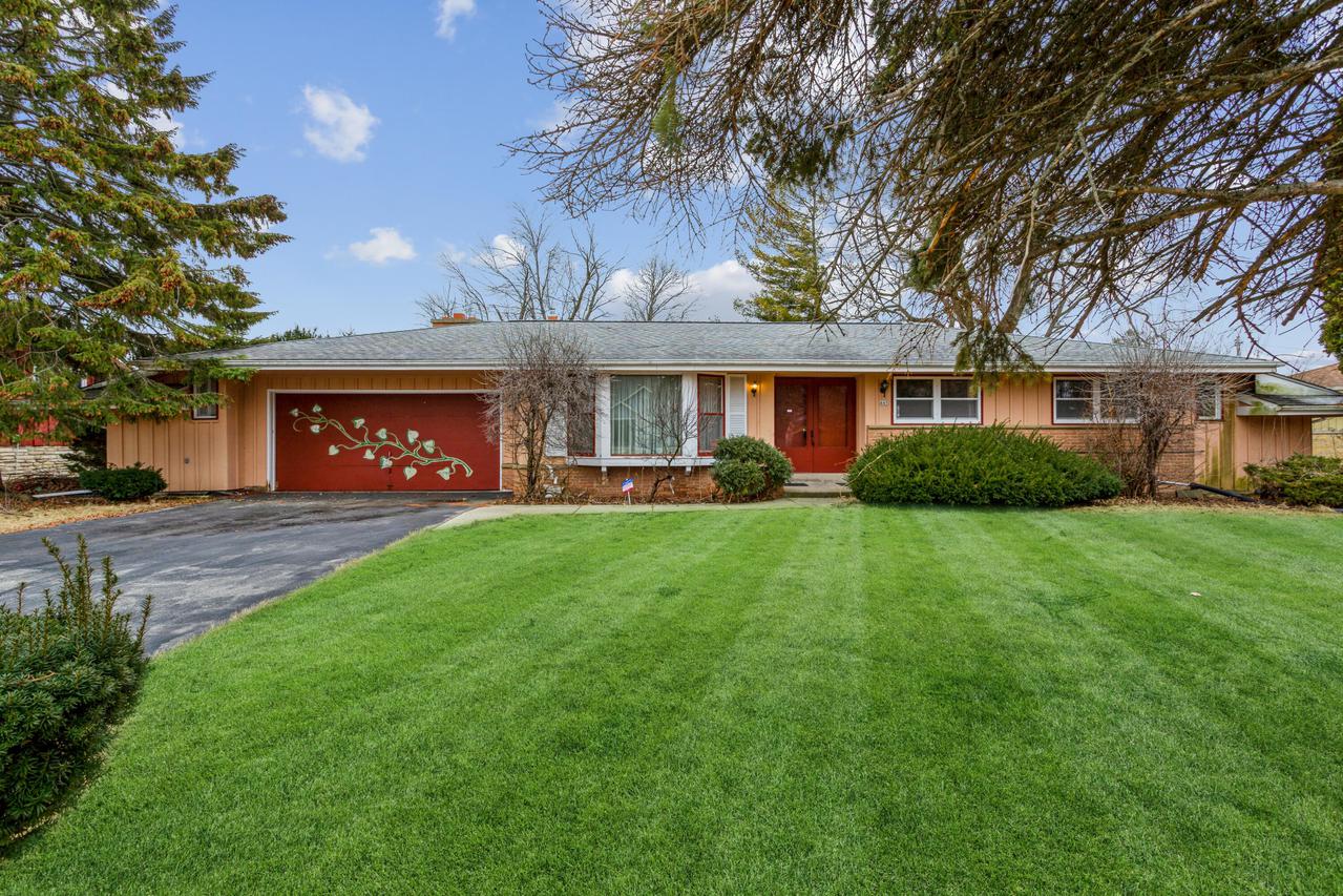445 W Luebbe Ln., Glendale, WI 53217