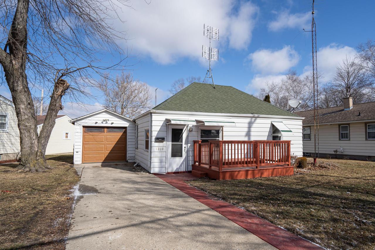 4210 80th St, Kenosha, WI 53142