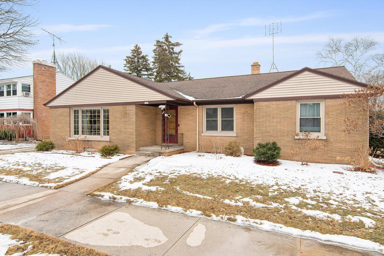 1707 Alexander Ct, Sheboygan, WI 53081