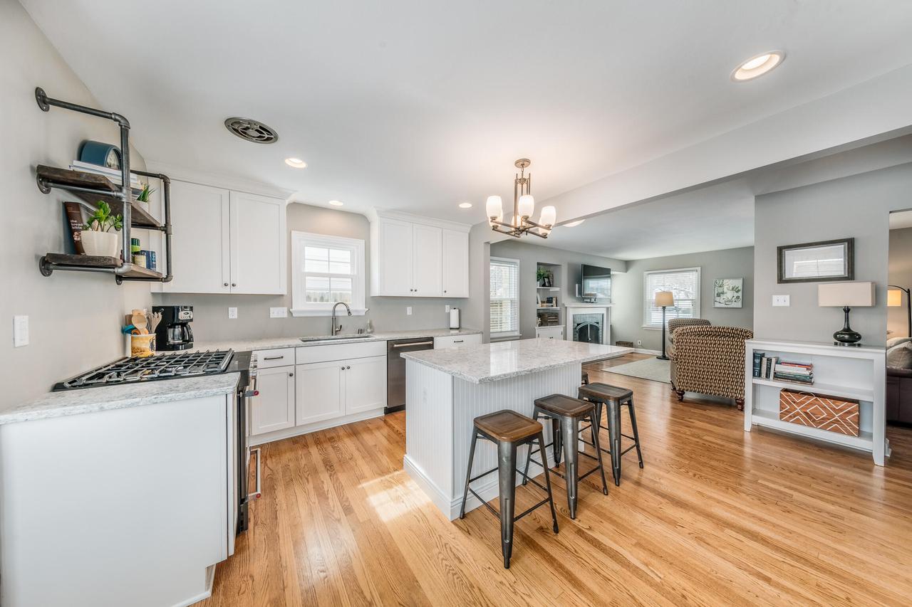 654 N 76th St, Wauwatosa, WI 53213