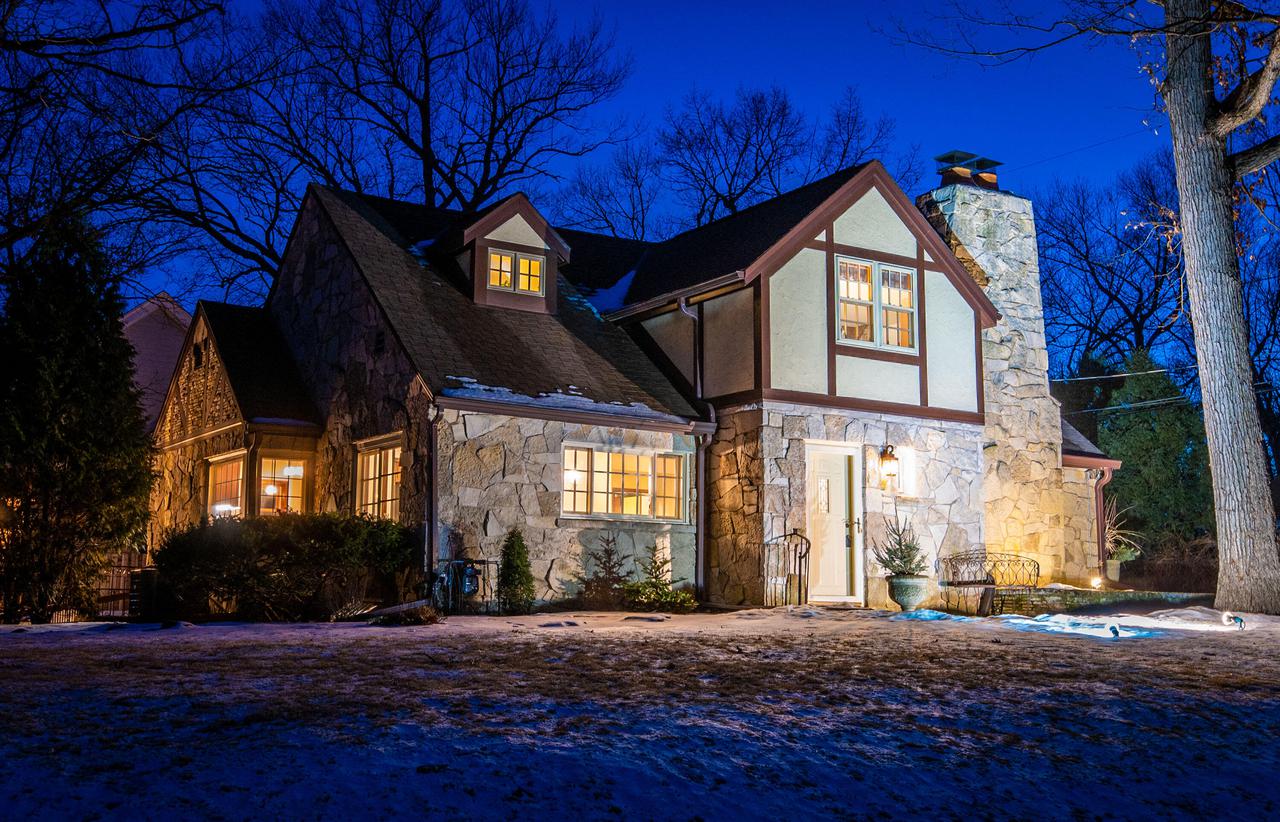 1573 N 122nd St, Wauwatosa, WI 53226