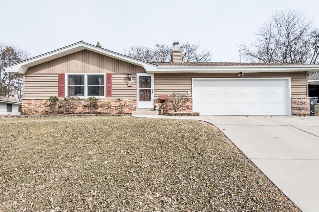 215 Jasper Ln, Waukesha, WI 53188