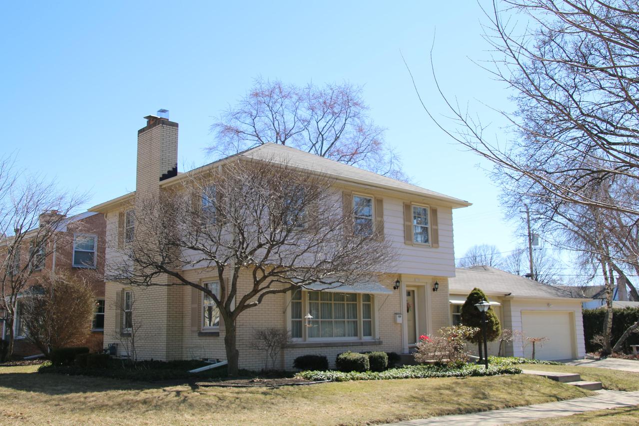 2230 N Swan Blvd, Wauwatosa, WI 53226