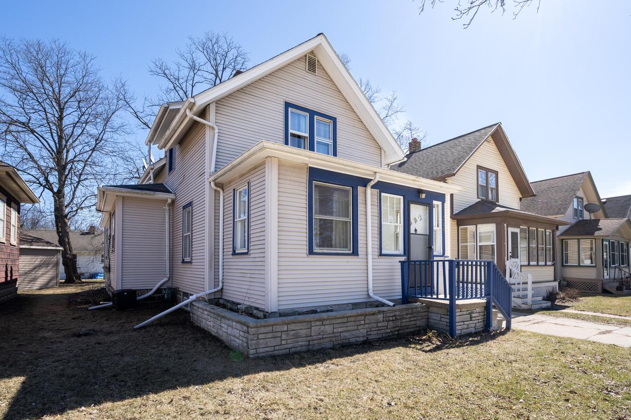 219 N Prairie Ave, Waukesha, WI 53186
