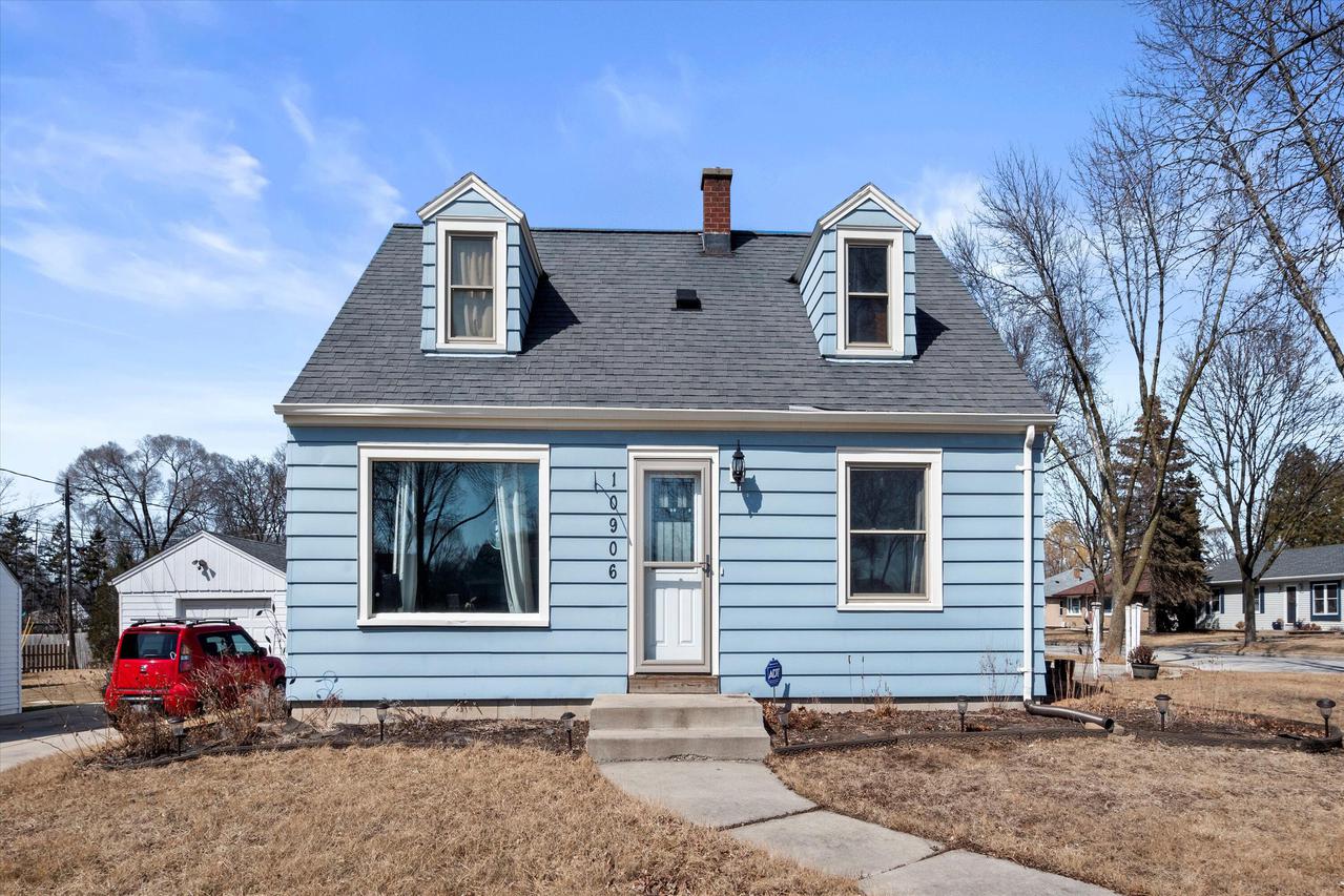 10906 W Hope Ave, Wauwatosa, WI 53222