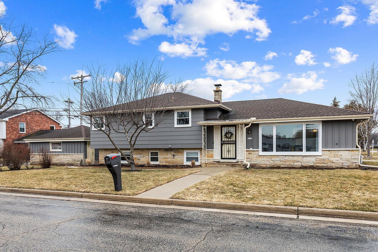 4371 N 99th St, Wauwatosa, WI 53222
