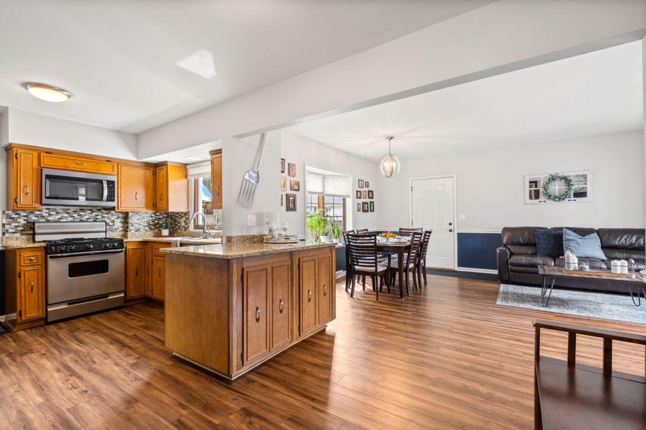 1811 N 118th St, Wauwatosa, WI 53226